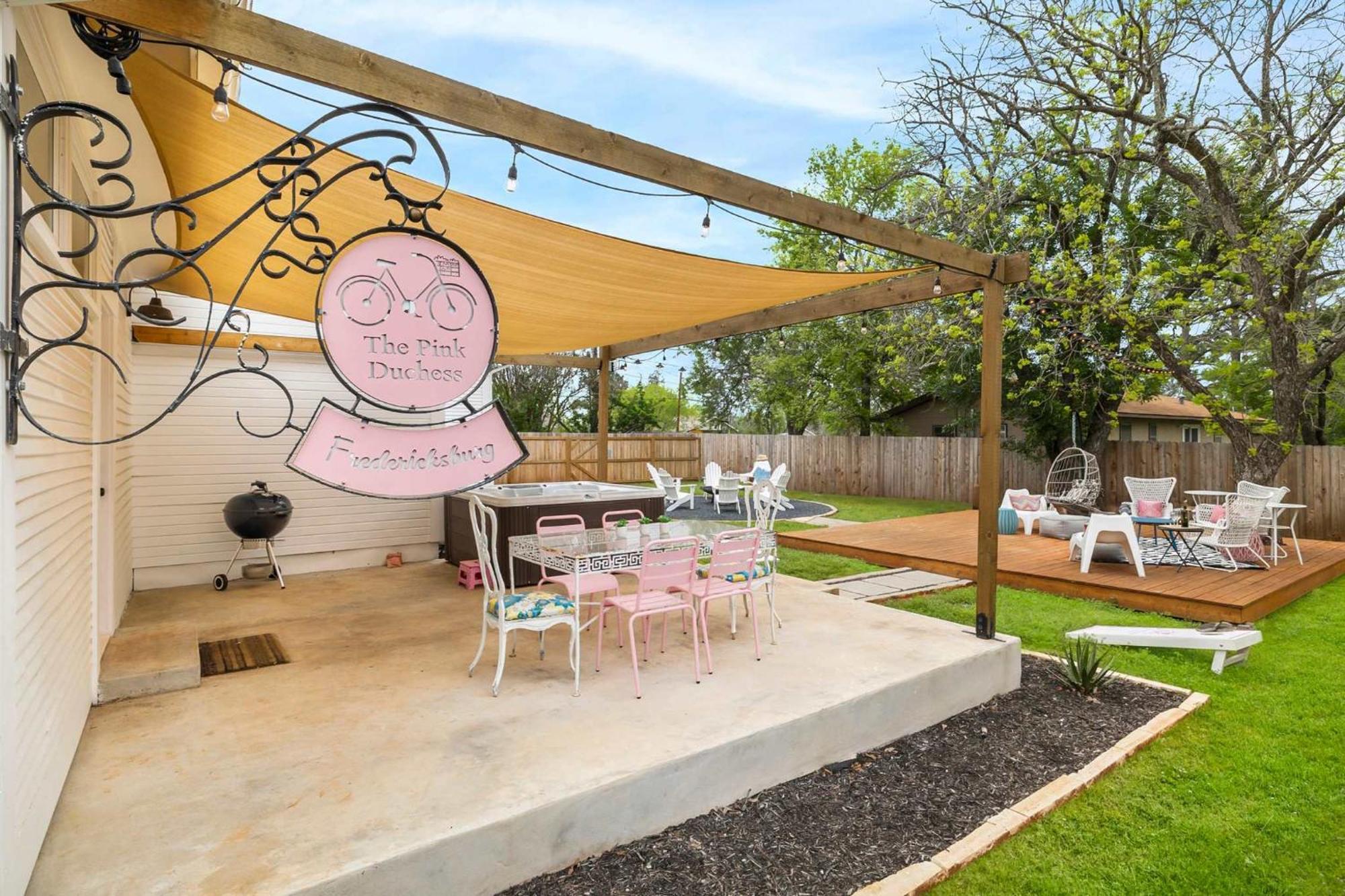 Вілла Pink Duchess - Mins To Main Hot Tub & Fire Pit Фредеріксбург Екстер'єр фото